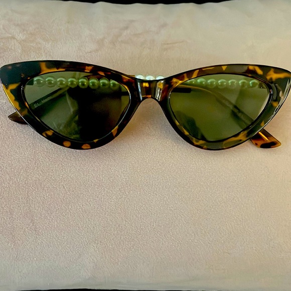 Accessories - Gorgeous Cat Eye Sunglasses - Brown Tortoise Pearl